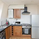 Evergreen Apartments-Flat 5, London